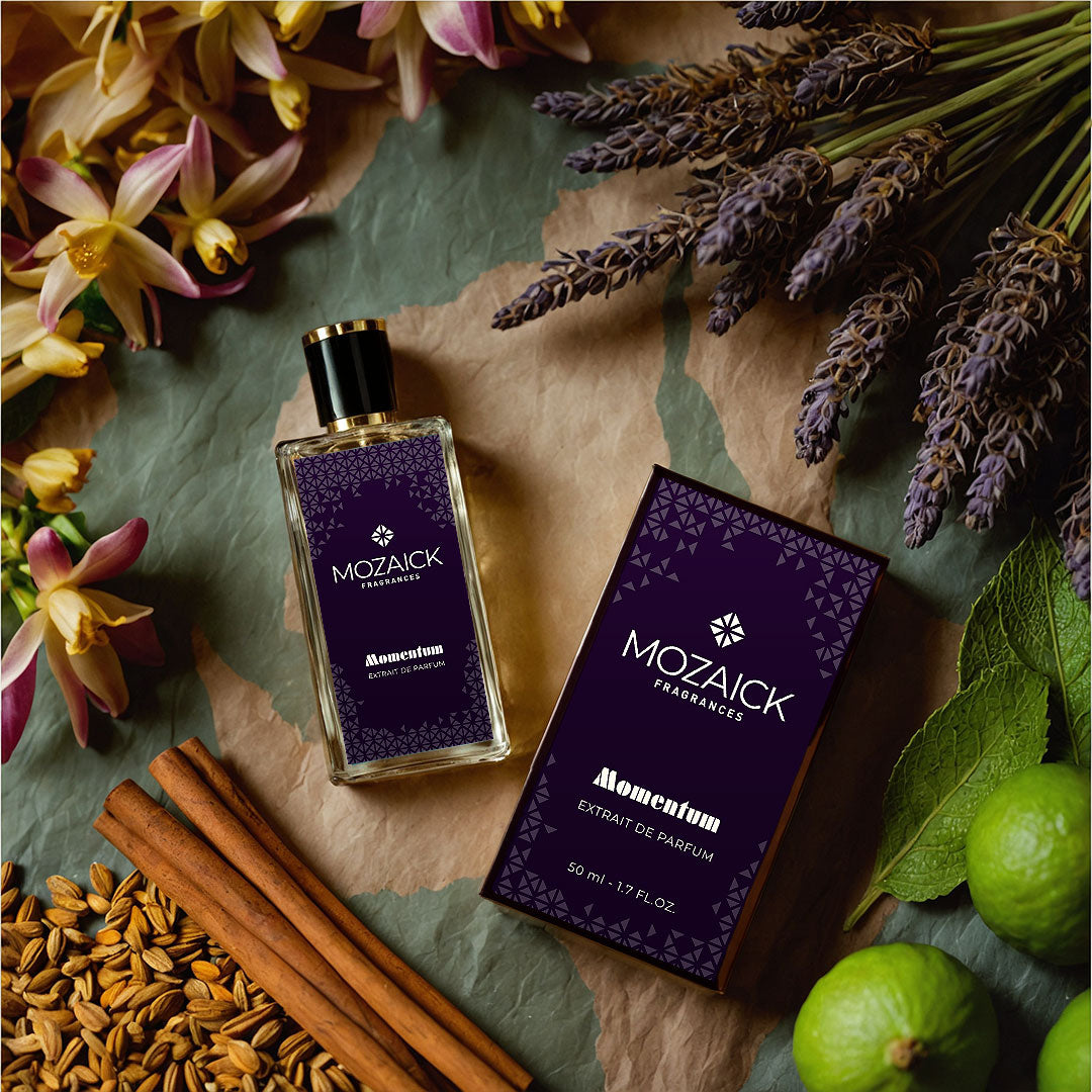 MOMENTUM Extrait de Parfum 50 ml by MOZAICK – bottle and box with lavender, cinnamon sticks, limes and mint leaves